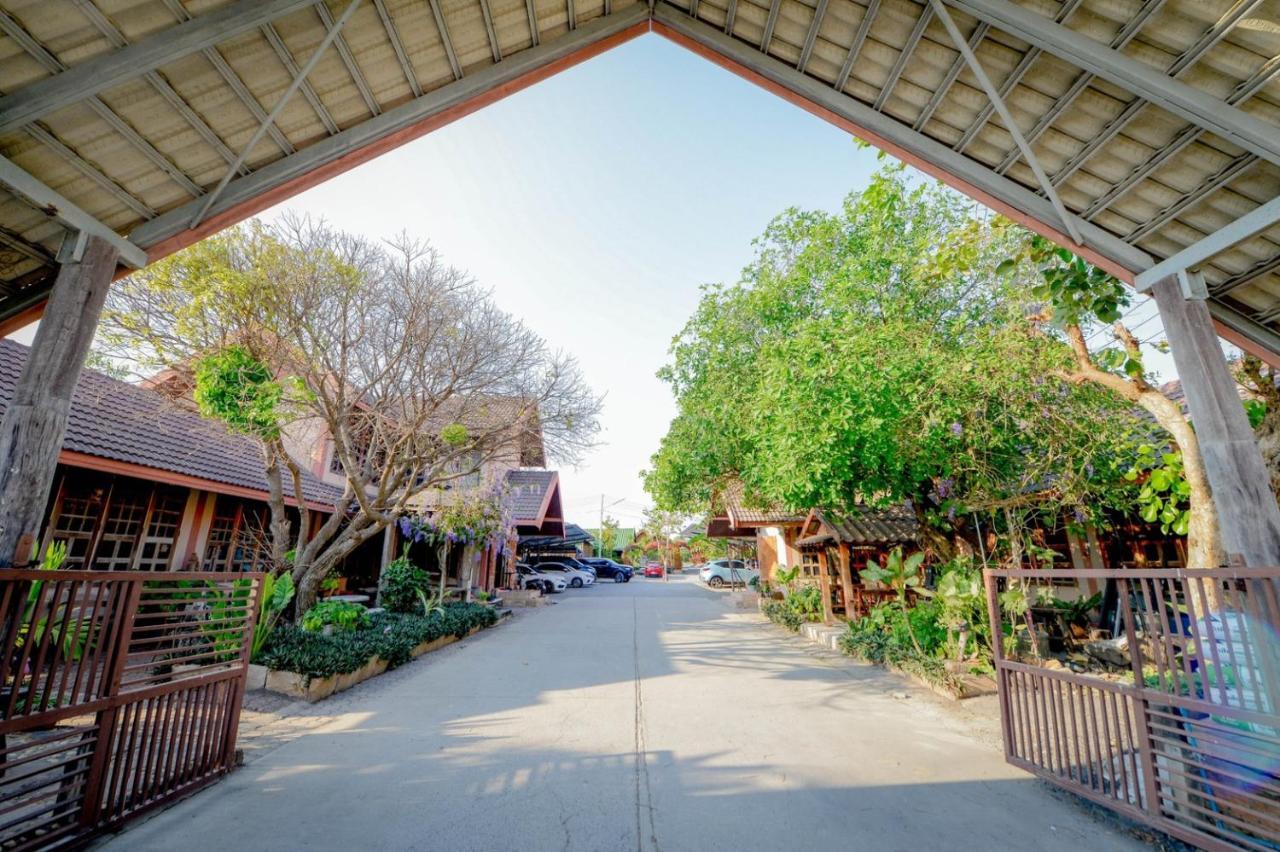 Mrk Resort & Massage Lop Buri Eksteriør billede